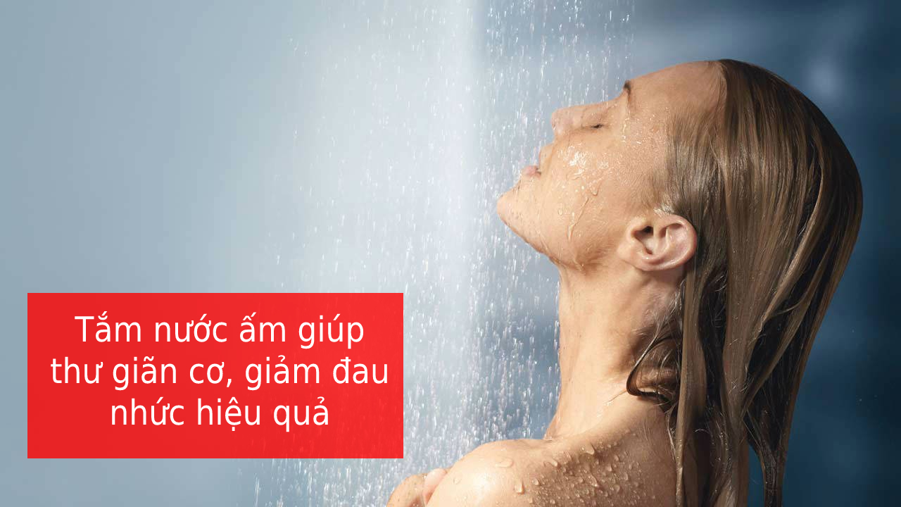 Tắm với nước ấm giúp cơ thể thư giãn, giảm đau, ngủ ngon hơn